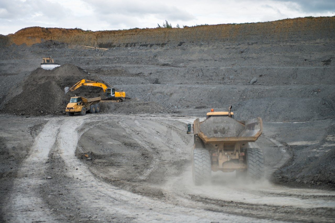 Extraction de l'argile pour la production de tuiles Koramic sur le site de Lantenne.