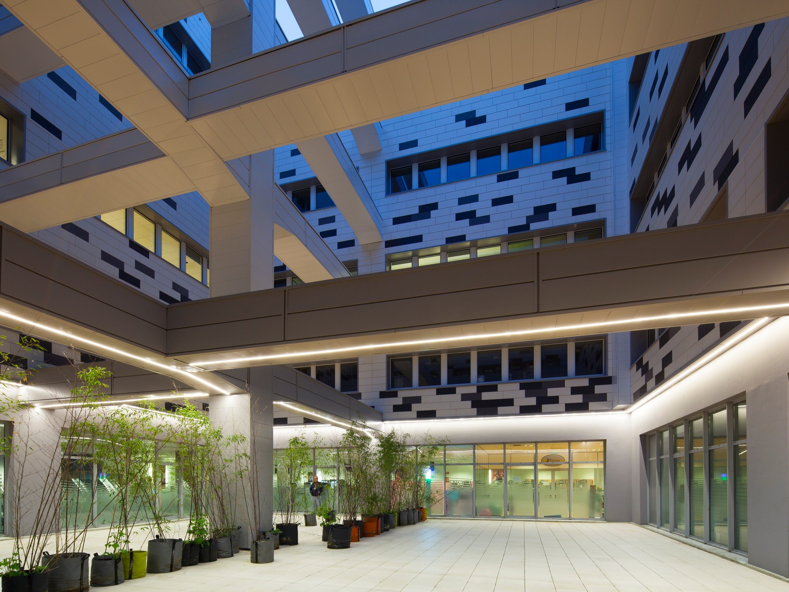 Espace public sur 4 étages. Rue Nationale 59000 Lille. Produits Argelite teintes  blanc carrare, gris basalte, gris métal.