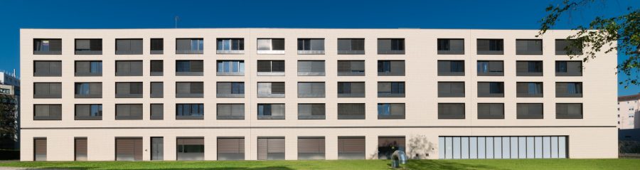 Résidence universitaire des années 60 avec 4 étages (208 chambres). Résidence universitaire Alfred Weiss, 7 quai du Bruckhof 67100 STRASBOURG. Pose en joints vifs. Brick Terca Ligne Lisse Unie Terre blanche. Mise en oeuvre bardage.