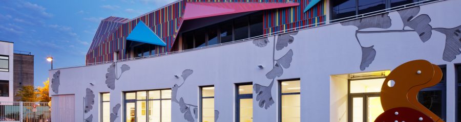 Ecole maternelle de 1325 m2 et bâtiment Haute Qualité Environnementale. Ecole maternelle Simone Veil, 1 rue Nelson Mandela 94390 VILLIERS SUR MARNE. Panneaux Argeton Barro 50 x 50 Emaillé Rouge, Bleu clair, Jaune, Lilas, Rose.