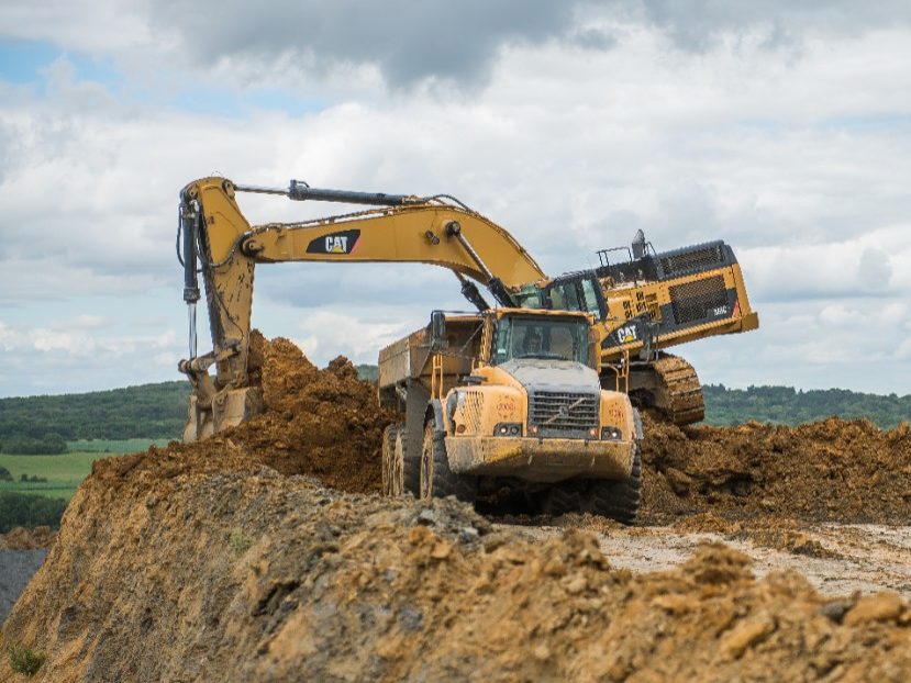 Extraction de l'argile pour la production de tuiles Koramic sur le site de Lantenne.