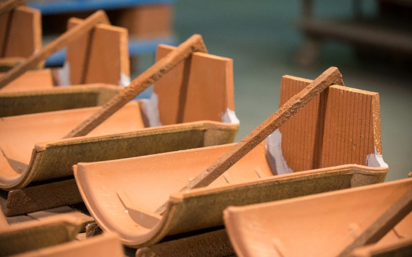 Façonnage te production de tuiles Koramic sur le site de Lantenne