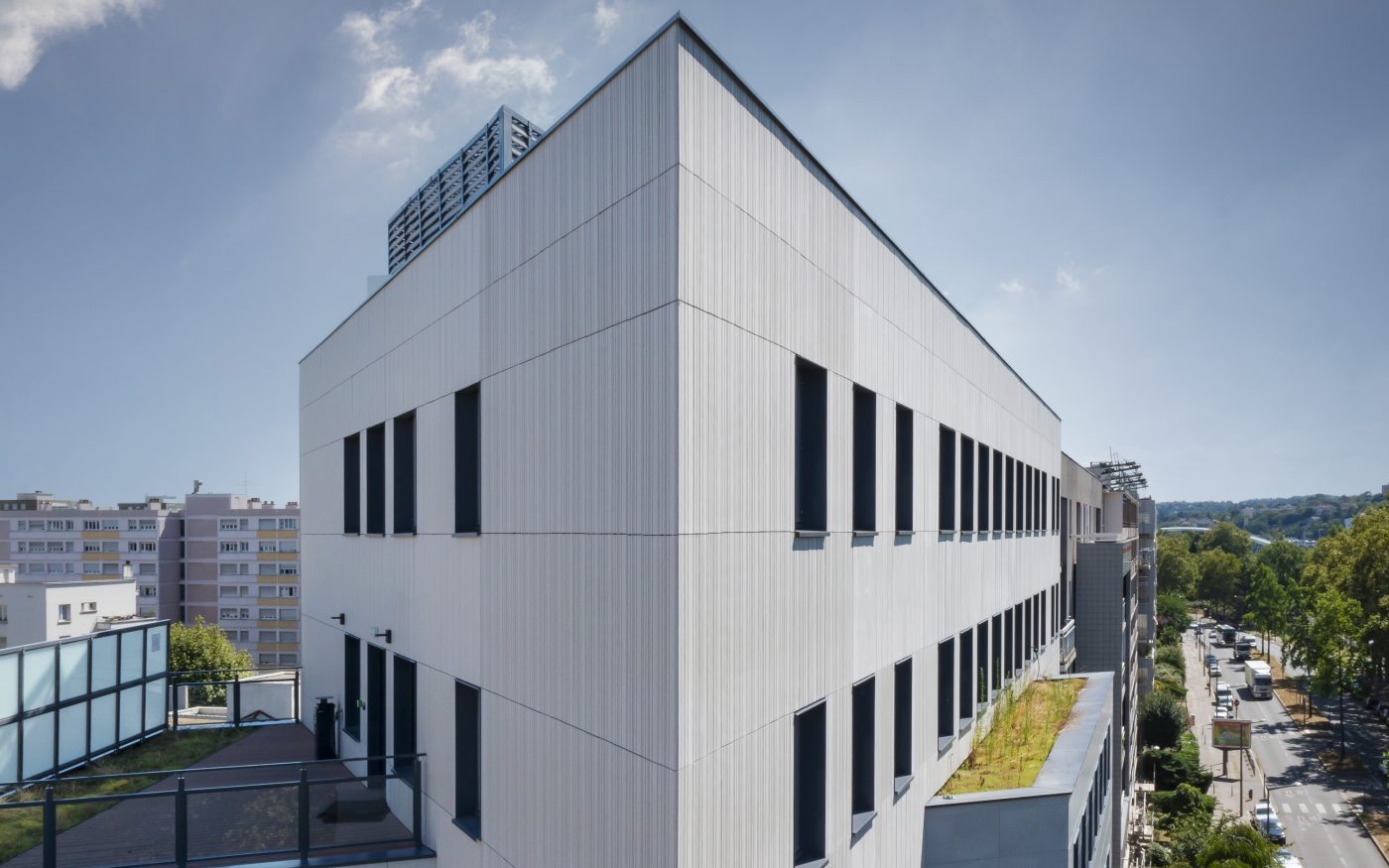 Bâtiment tertiaire Vela Verde à Lyon avec le bardage Argeton Tampa et Altivo teintes Gris Perle et Gris Volcan