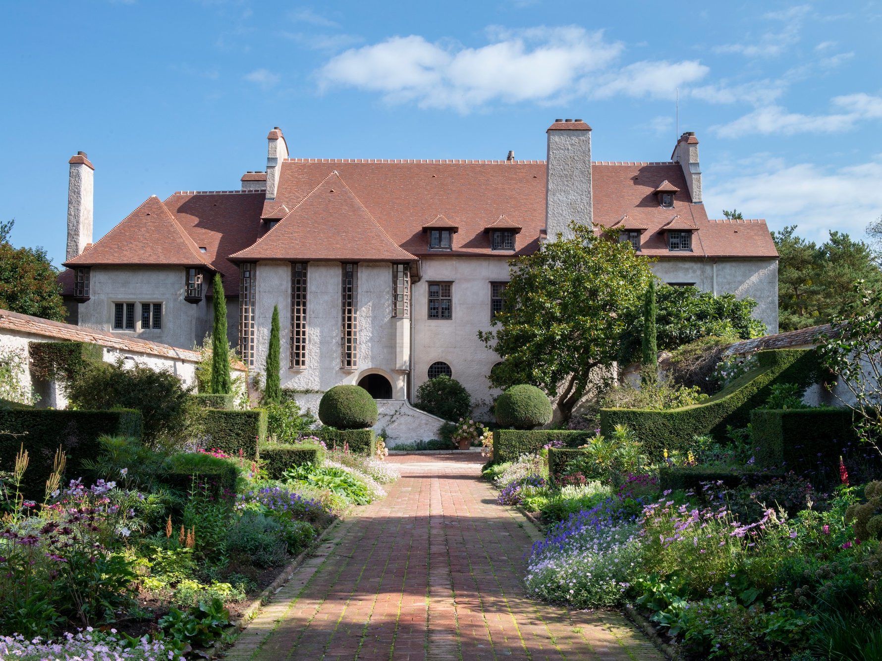 Manoir Bois des Moutiers Produits: tuiles Pontigny 14 x 24 rectangulaires Vieilli naturel, tuiles Esprit Patrimoine 15 x 26 rectangulaires Ocré lichen, Rouge de mars et Vert de Lichen, tuiles Esprit Patrimoine 16 x 27 rectangulaires Noir de Vigne, Rouge de Mars, Vert de Lichen et Ocré Lichen