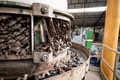 Carrière et préparation de l'argile pour la production sur le site de Pontigny