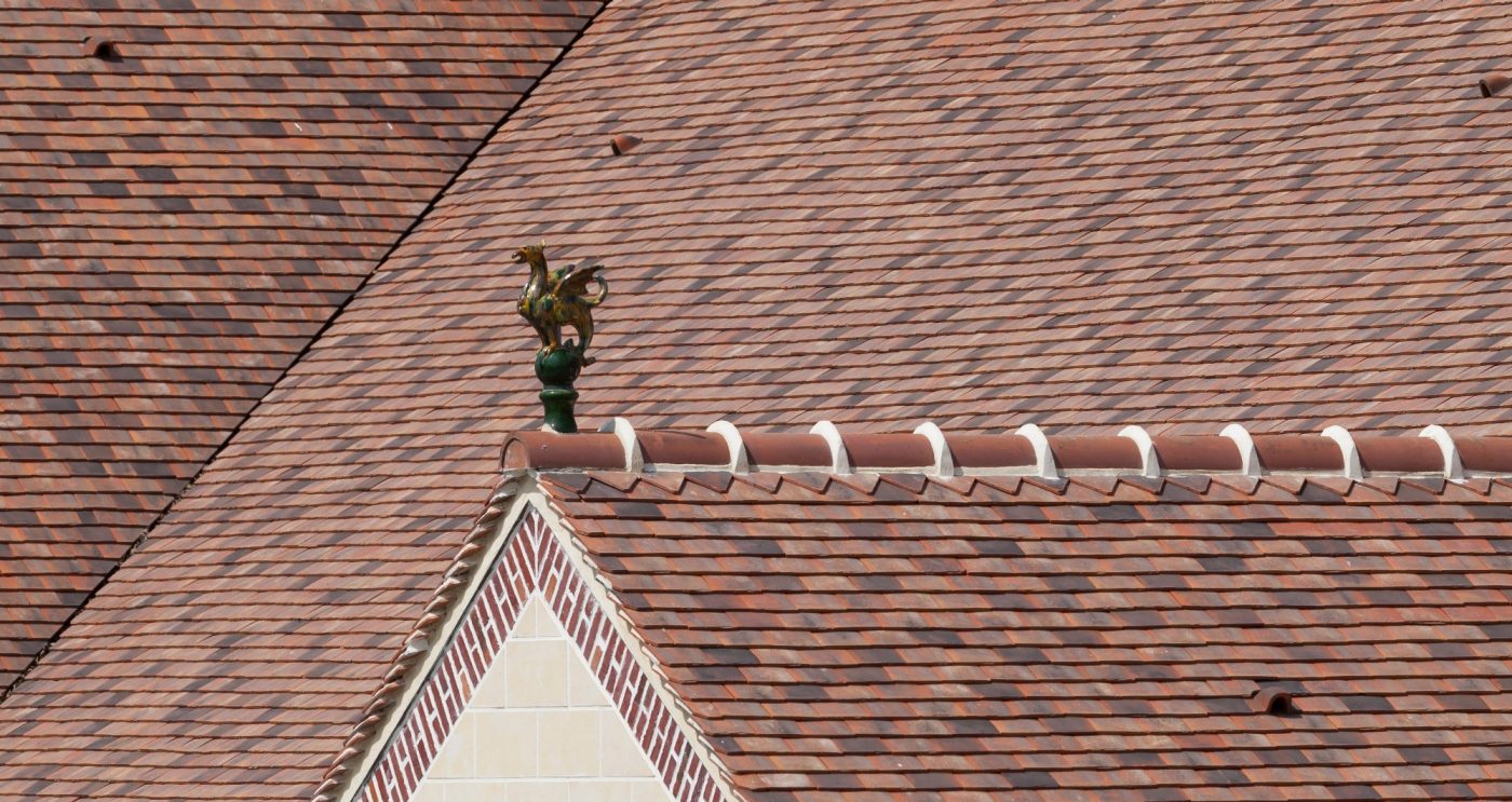 Les écuries Haras des Adelis se trouvent dans un château du 19eme siècle, le château Les Bruyères en Normandie. Haras des Adelis, Château Les Bruyères, Route du Cadran 14340 CAMBREMER. Tuile Koramic Aléonard Saint-Vincent Ambre Foncé (80%), Rouge Obscur (20%).