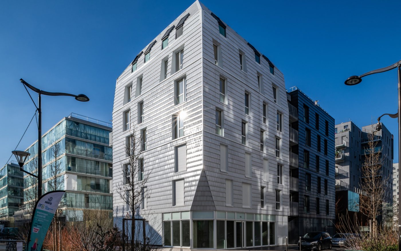Logements collectifs rue Binet à Paris avec les tuiles Koramic Actua blanc titane et gris titane en bardage
