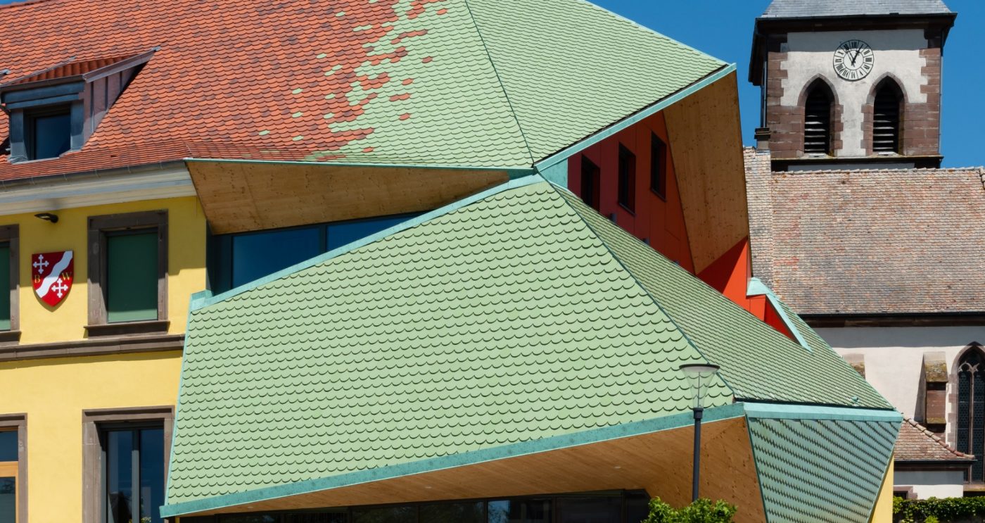 Extension de la Mairie de Bernwiller (68) avec les tuiles Plate 18 x 38 Ecaille Nuance et Vert