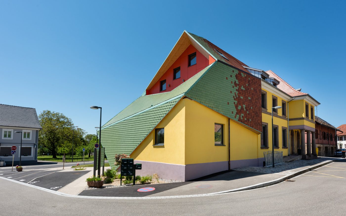 Extension de la Mairie de Bernwiller (68) avec les tuiles Plate 18 x 38 Ecaille Nuance et Vert