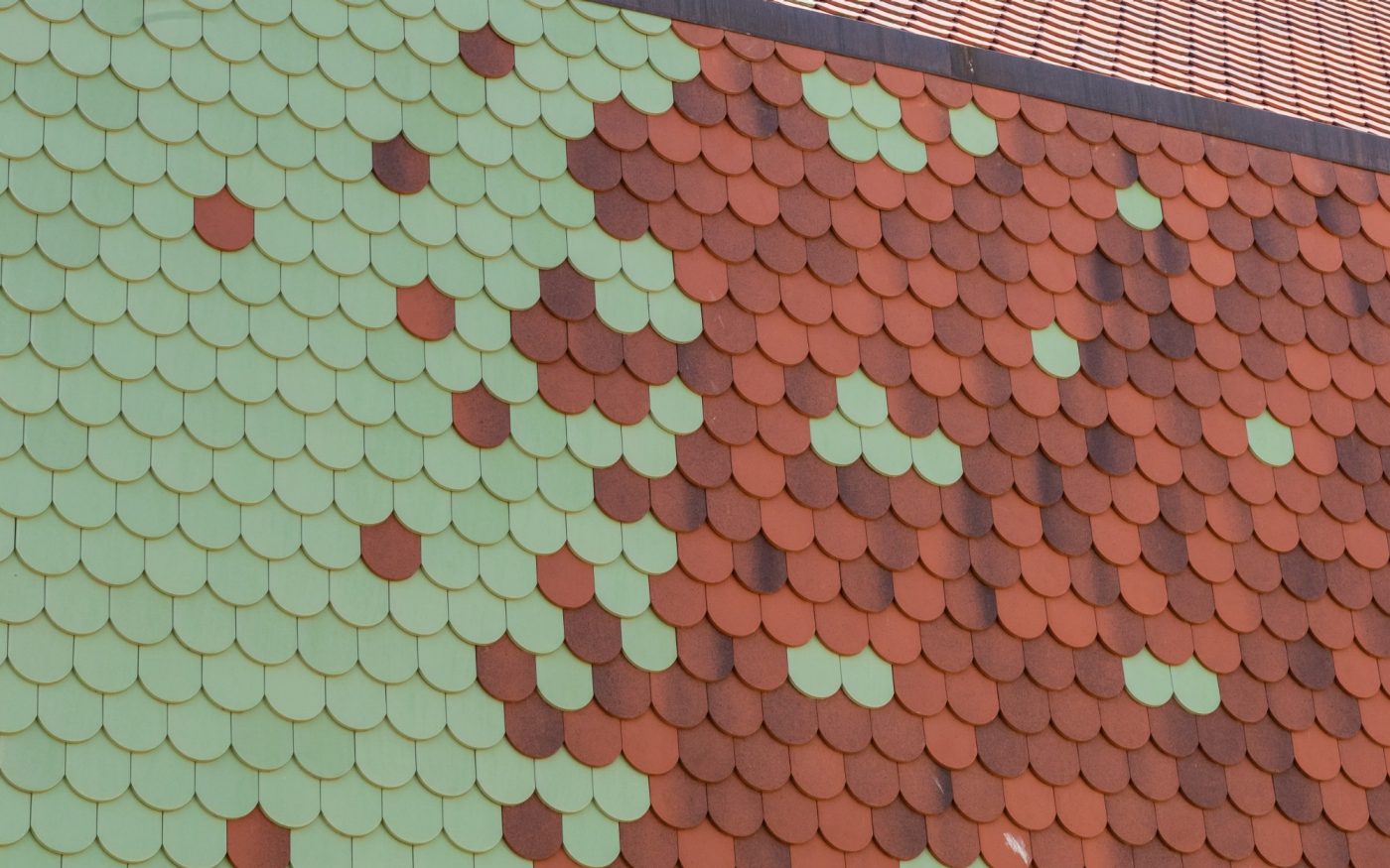 Extension de la Mairie de Bernwiller (68) avec les tuiles Plate 18 x 38 Ecaille Nuance et Vert