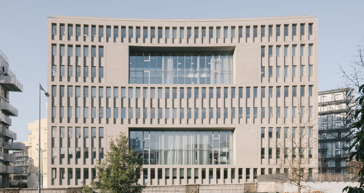 Réalisation de l'Institut Léonard de Vinci à Nanterre (92) avec la brique de parement Terca Agora Gris argenté