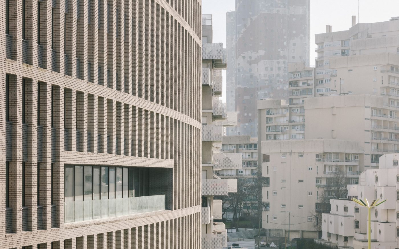 Réalisation de l'Institut Léonard de Vinci à Nanterre (92) avec la brique de parement Terca Agora Gris argenté