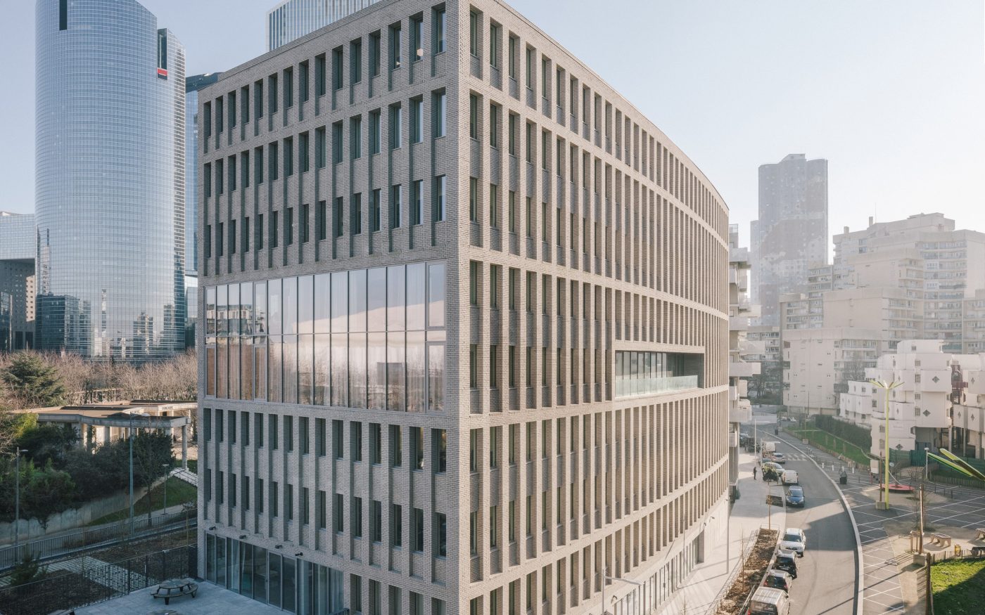 Réalisation de l'Institut Léonard de Vinci à Nanterre (92) avec la brique de parement Terca Agora Gris argenté