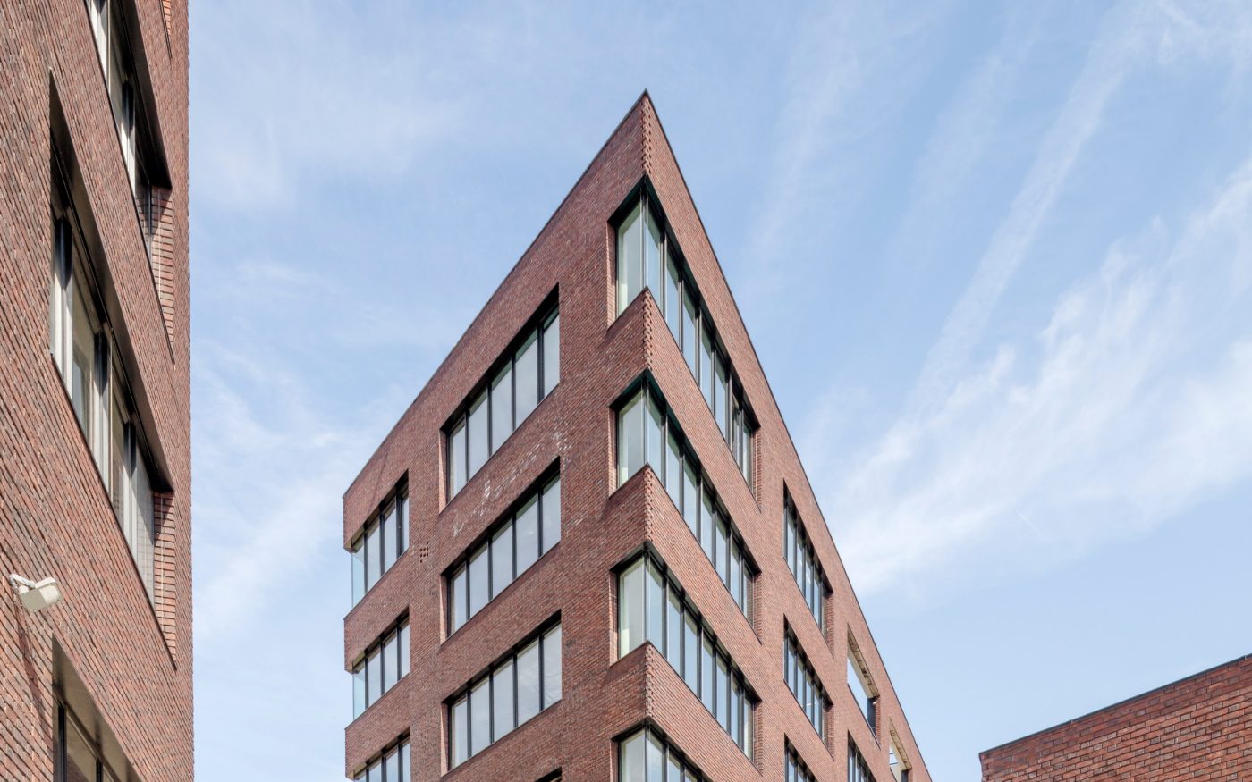 Eco-campus Grand Paris à Vitry-sur-Seine avec la brique Terca Agora lie-de-vin au format Eco-brick