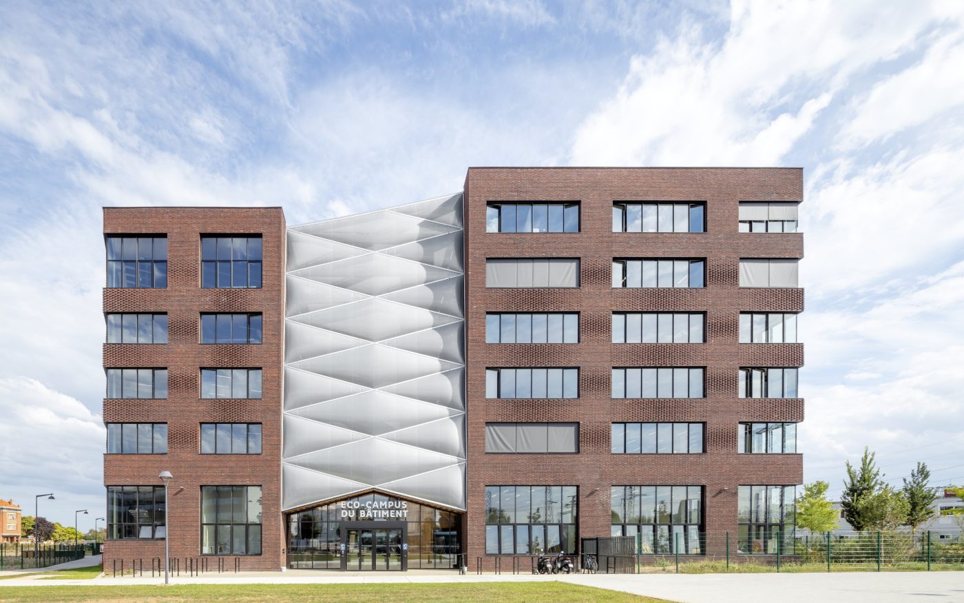 Eco-campus Grand Paris à Vitry-sur-Seine avec la brique Terca Agora lie-de-vin au format Eco-brick