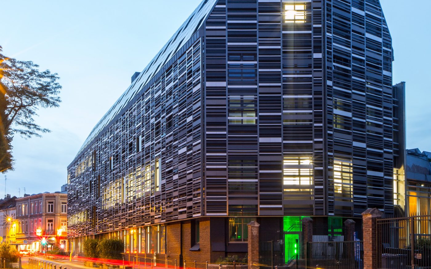 Bâtiment de l'université rénové pour une réhabilitation thermique. Le Rizomm sera producteur, auto-consommateur et fournisseur en énergie. Le RIZOMM - Facultés de l'Université Catholique de Lille, 41 rue du Port 59000 Lille. Panel Argeton Barro Blanc Carrare, Gris Métal, Gris Platine, Noir Volcan, Noir émaillé, Blanc émaillé.