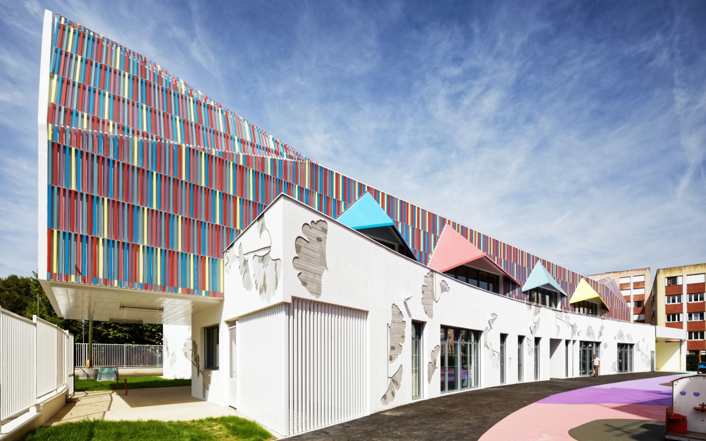 Ecole maternelle de 1325 m2 et bâtiment Haute Qualité Environnementale.  Ecole maternelle Simone Veil, 1 rue Nelson Mandela 94390 VILLIERS SUR MARNE. Panneaux Argeton Barro 50 x 50 Emaillé Rouge, Bleu clair, Jaune, Lilas, Rose.