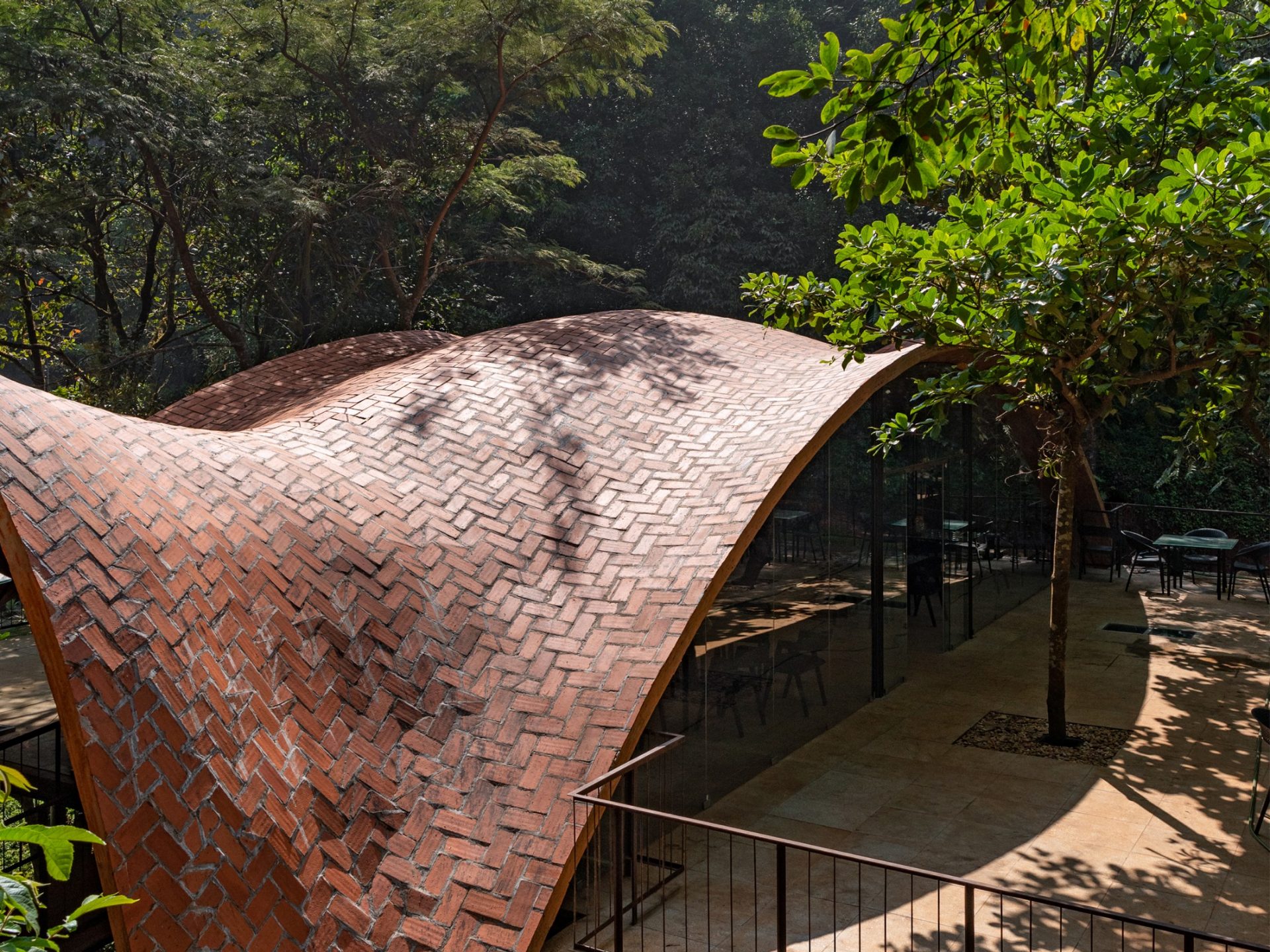 Espace restauration à Deva Dhare, Inde, nominé au Brick Award 24, catégorie "Building outside the box"