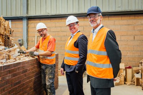 Signature Oeuvre Terre de Ciel. De gauche à droite : Patrick Bastardoz, l'arstite ; Frédéric Didier, DGA Wienerberger France;  Manuel Keller, DRH Wienerberger France