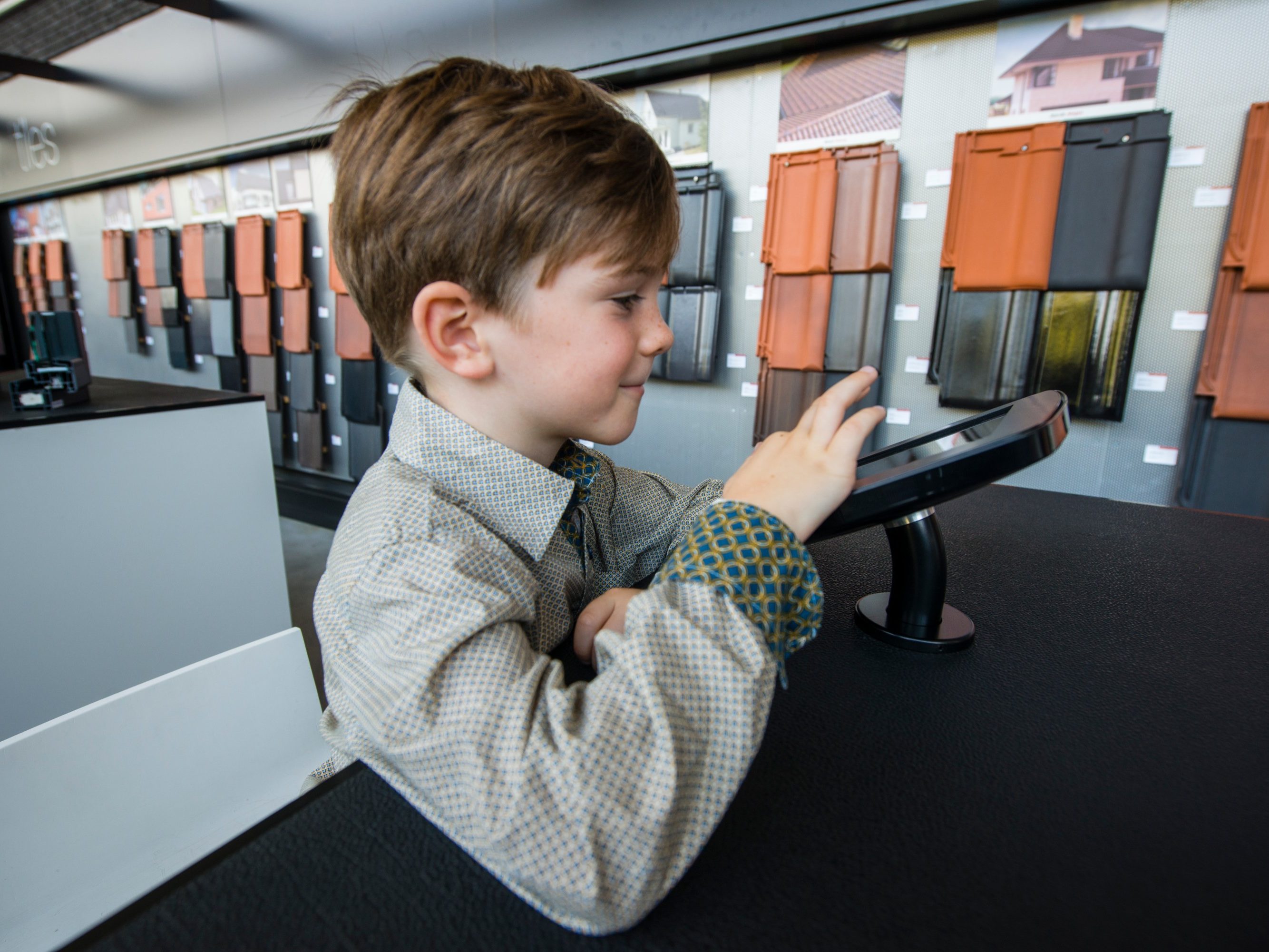 Child on Ipad in showroom Londerzeel