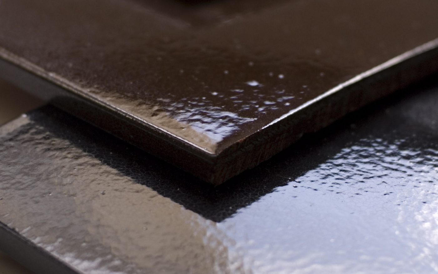 Détail des tuiles utilisées sur la réalisation Stalingrad tuile 301 lie de vin émaillé