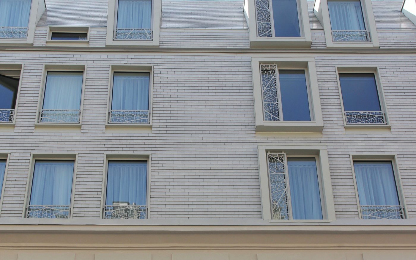 Hôtel XO en tuile plate 301 blanc émaillé Paris