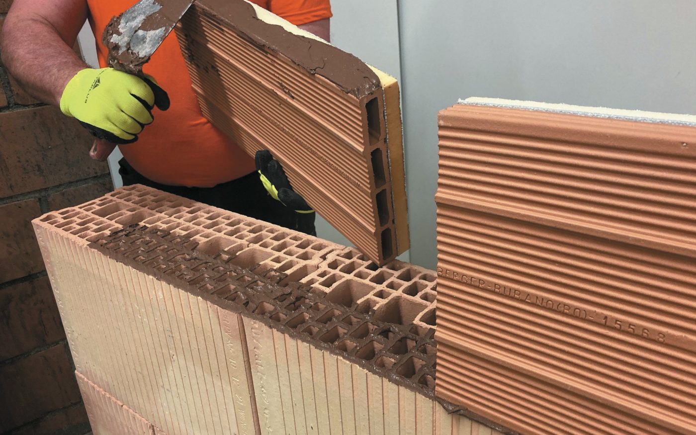 Pose de la planelle ISO+ 6,5. Les joints horizontaux et verticaux sont réalisés au mortier joint épais.