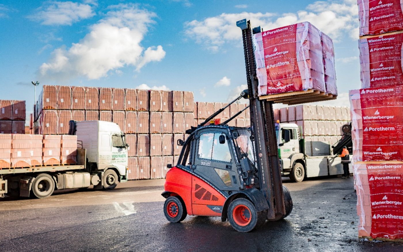 Stacking Porotherm pallets with a forklift truck