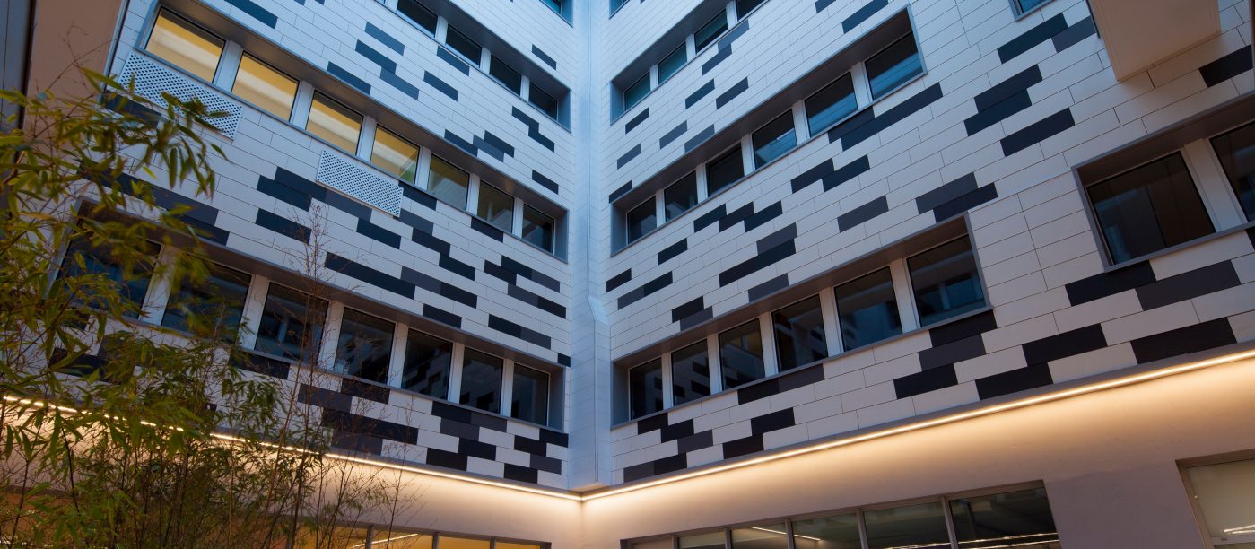 Espace public sur 4 étages. Rue Nationale 59000 Lille. Produits Argelite teintes  blanc carrare, gris basalte, gris métal.