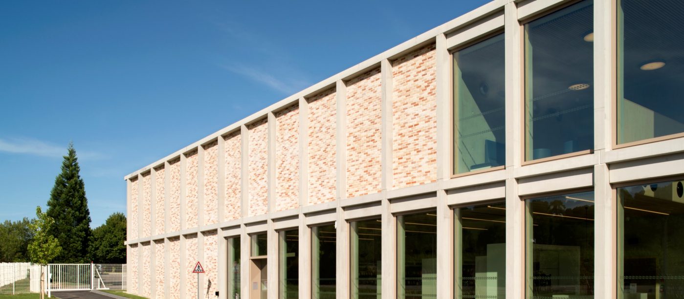 Usine et boutique avec une mise en oeuvre façade avec un étage.  La Fabrique - Biscuiterie Cornu S.A., Zone artisanale 25660 FONTAIN. Brique Terca Ligne Moulée Main Fleur de cerisier.