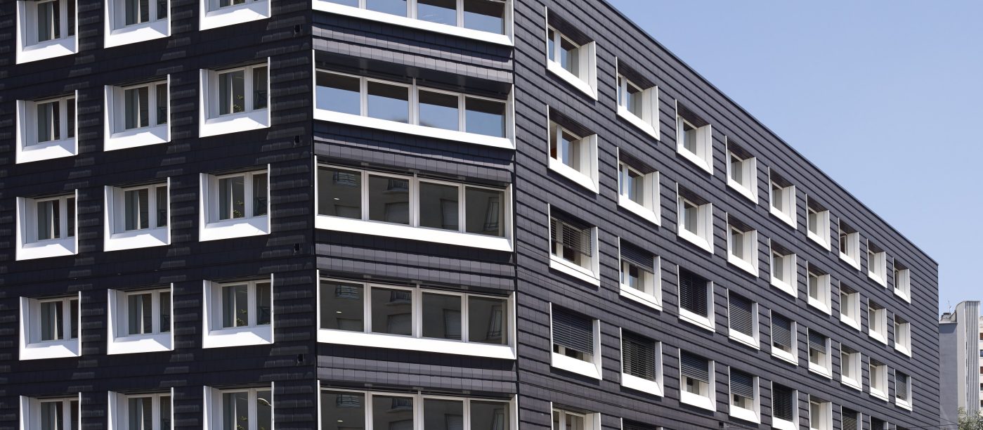 Immeuble de bureaux  avec cinq étages. Mise en œuvre bardage. Immeuble de bureaux Le Lyrol, 13 avenue Lacassagne 69003 LYON. Tuile Koramic Tuile à aspect plat Grand moule Actua Ardoisé.