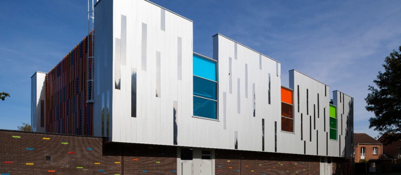 Salle de sports colorée. Salle des sports Mendès, rue du petit pont  59 650 Villeneuve-d’Ascq. Brique Terca Marono brun extra E1 et briques Terca émaillées.