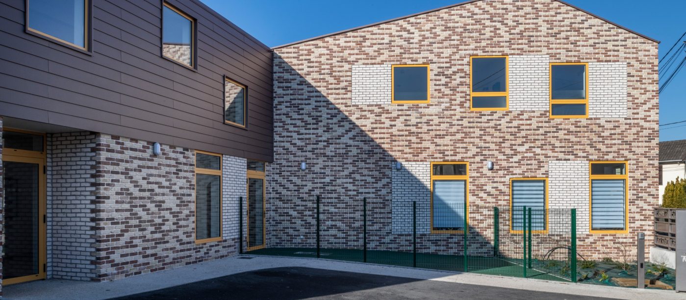 Institut medico-éducatif avec un étage. Coût : 870 000€ HT. La partie neuve représente 340m² et la partie réhabilitée 229m². . IME & SESSAD L’Oasis, 28 avenue de Verdun 77290  MITRY MORY. Briques de façade Terca Blérot rétro, Agora Super blanc, Pastorale. Briques de construction Porotherm  CLIMAmur 30. 