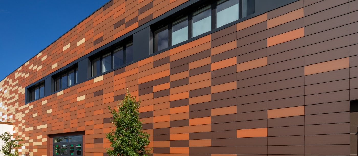 Centre commercial de Tourcoing rénové avec des matérieux durables et naturels.