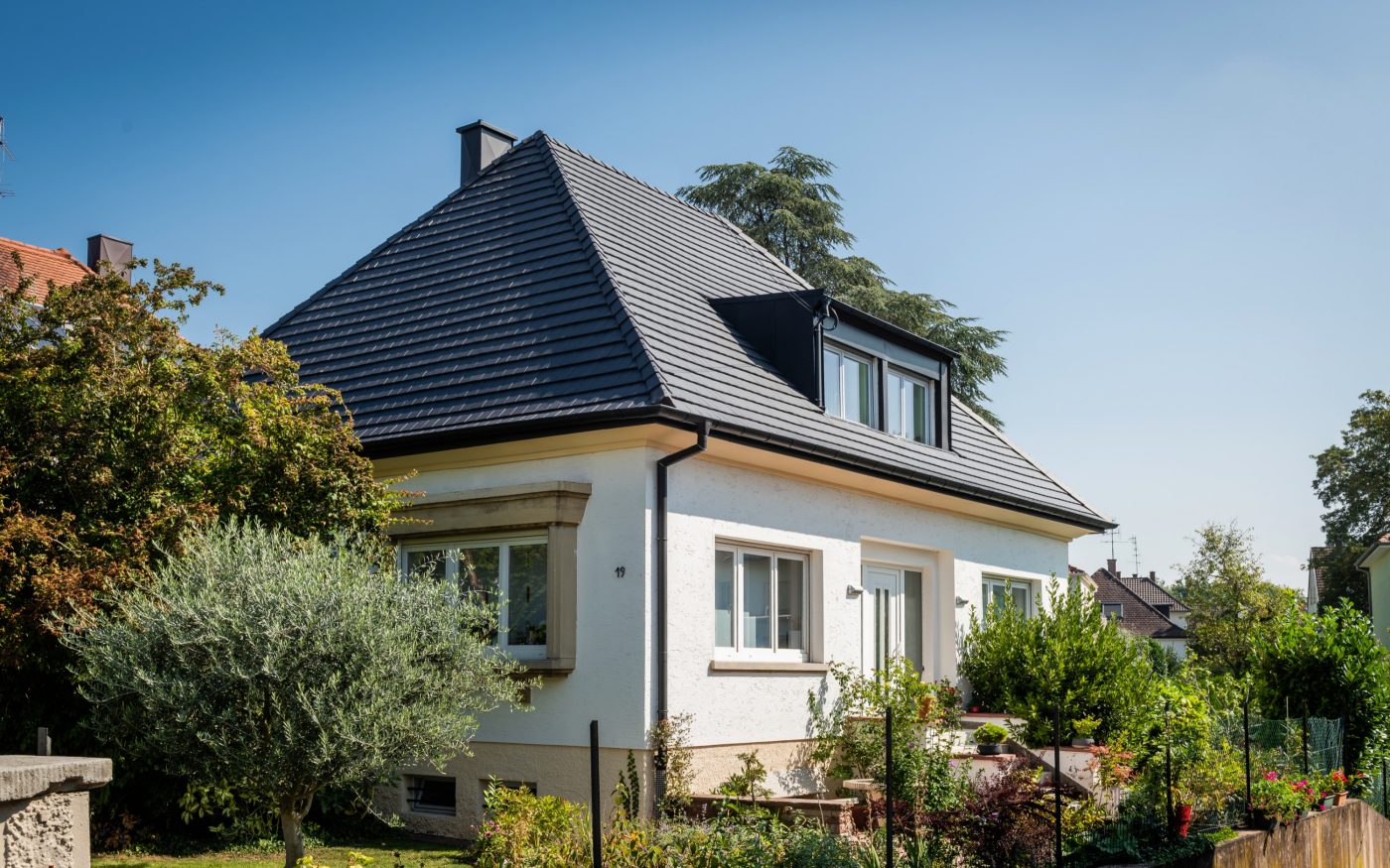 One family housing with a single storey. Roof's implementation. 19 rue Paul Ristelhuber 67100 STRASBOURG. Tile Koramic Vauban 2 Droite Ecaille Anthracite.