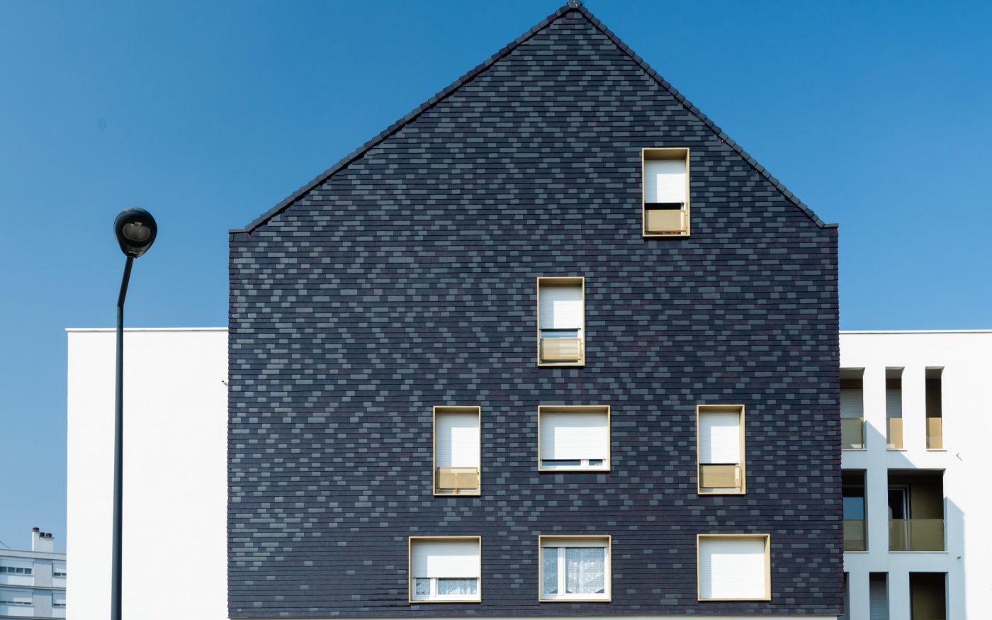 Résidence Florescence avec les tuiles Koramic Plates 301 lie-de-vin émaillé brillant et anthracite 