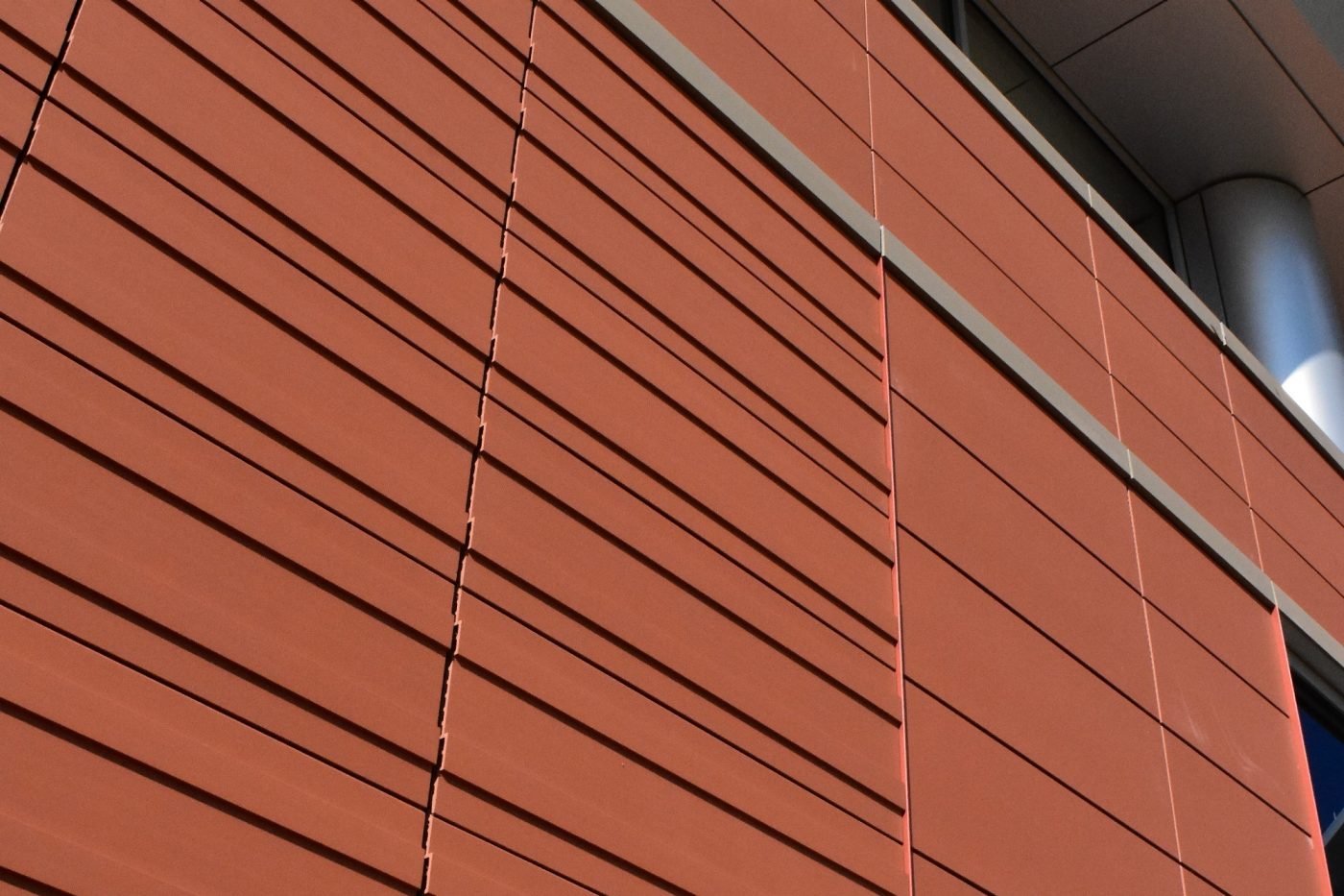 Riverview health hospital à Westfield réalisé avec Piterak Slim - Piterak XS - Bardage sur mesure cranté rouge et gris clair