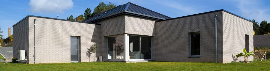 Maison individuelle avec uniquement un rez-de-chaussée. Trois bâtiments forment la maison. 61 rue du Moulinel 59169 CANTIN. Tuile Koramic Actua Noir titane.