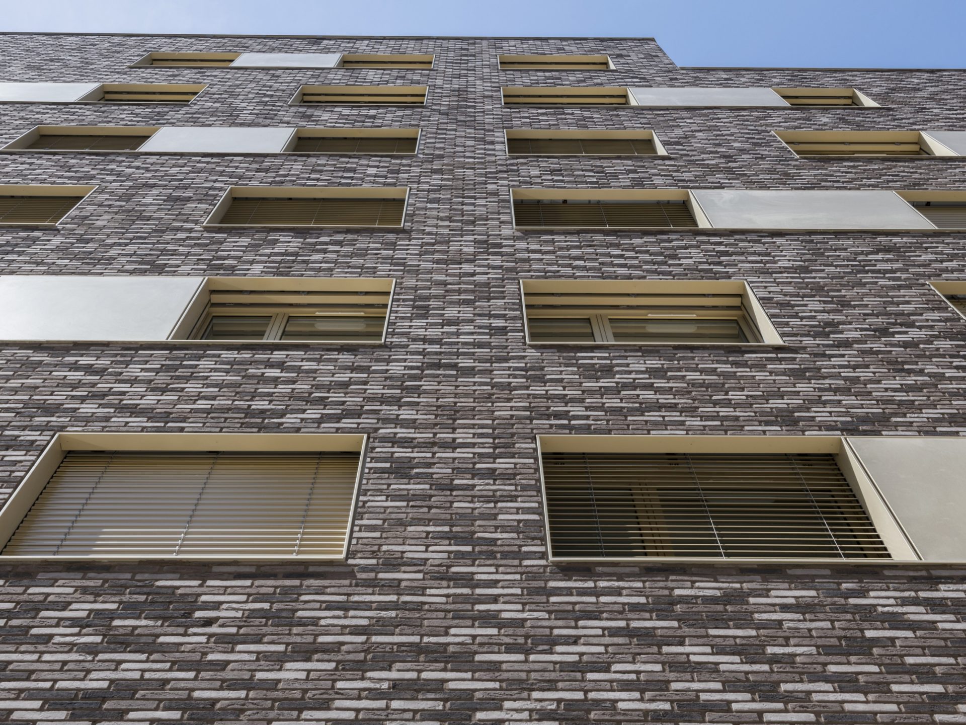 Immeuble avec des appartements et des maisons individuelles. Bâtiment avec des couleurs chaudes et un toit vert.  Immeuble Allure, 66 rue Mstislav Rostropovitch 75017 PARIS. Brique Terca KESS and Ligne Moulée Main Elmore, Forum Cromo, Nero Zwart Mangaan.