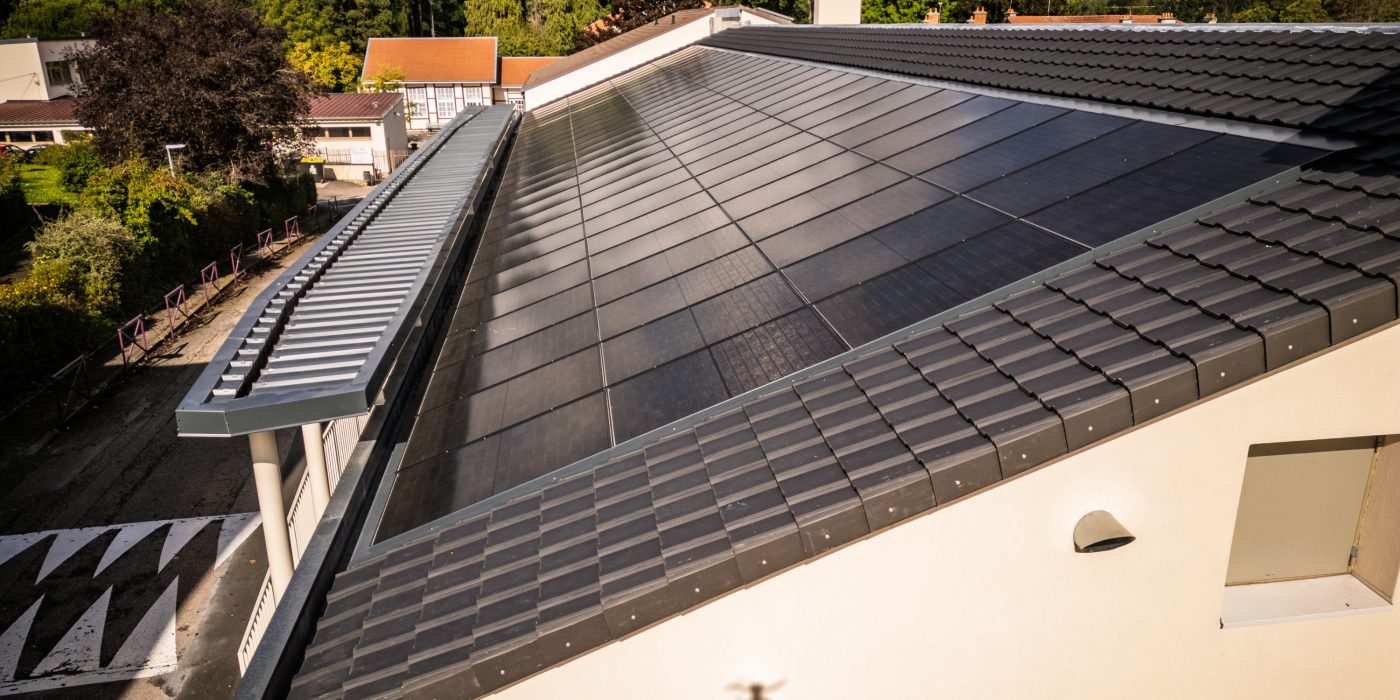 Maison inclusive pour personnes agées réalisée avec le kit solaire Terreal Premium Nord