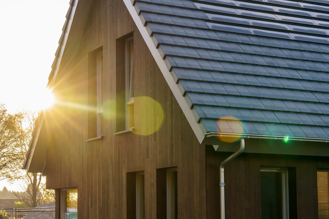Product: Wevolt X-Tile. Architect/developer: Ekowood Woonconcept. Client: Brummelhuis Projecten. Contractor: Verhaegh Bouwbedrijf, Grashoek. Installer: Lucius.nu, Boxtel. New constructed detached house with Wevolt X-Tile | Weidebox, Helden
