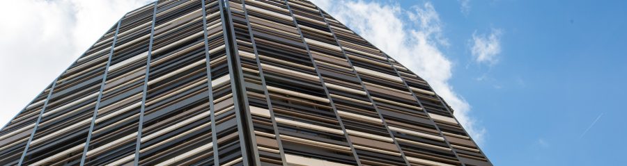 Bâtiment de l'université rénové pour une réhabilitation thermique. Le Rizomm sera producteur, auto-consommateur et fournisseur en énergie. Le RIZOMM - Facultés de l'Université Catholique de Lille, 41 rue du Port 59000 Lille. Panel Argeton Barro Blanc Carrare, Gris Métal, Gris Platine, Noir Volcan, Noir émaillé, Blanc émaillé.
