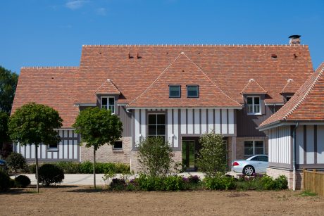 Maison individuelle avec un seul étage. 525 Avenue Marc de la Haye 27100 LE VAUDREUIL. Tuile Koramic Aléonard Patrimoine, Pontigny Rouge de Mars, Ocré lichen, Vert de Lichen, Rouge flammé.
