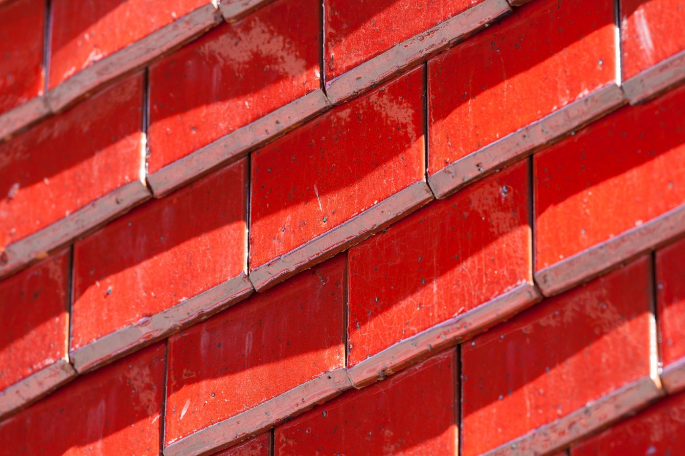 Complexe résidentiel  classé au Patrimoine de l’UNESCO. Aire : 14673 m2. Coût : 9,2 M € HT. Lauréat : Prix du jury au concours d'architecture Bas Carbone EDF & Prix Architecture Bâtiment tertiaire. 62700 BRUAY-LA-BUSSIERE. Tuile Koramic Aléonard Emaillée Rubis. Mise en oeuvre toiture et bardage.