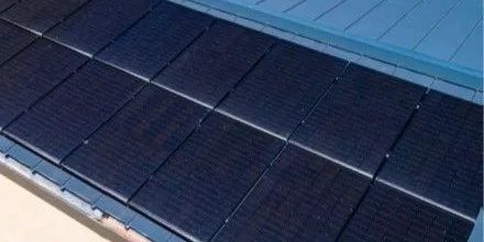 panneaux solaires métalliques