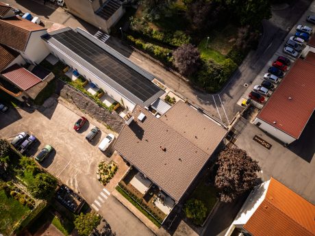 Maison inclusive pour personnes agées réalisée avec le kit solaire Terreal Premium Nord