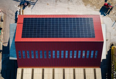 Pose de panneaux solaires en bac acier sur Gedimat Stoker