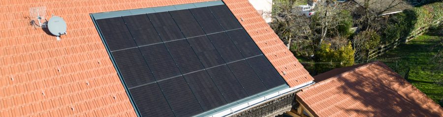Maison individuelle en Savoie avec pose de panneaux solaire Solterre Premium Tuile Plate - installation à l'égout