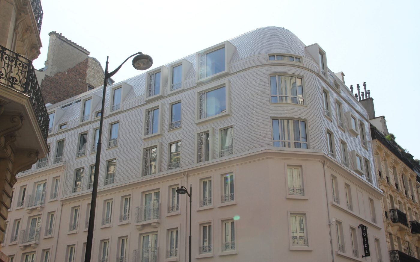 Extension et rénovation de l'hôtel XO avec la tuile Plate 301 Blanc émaillé