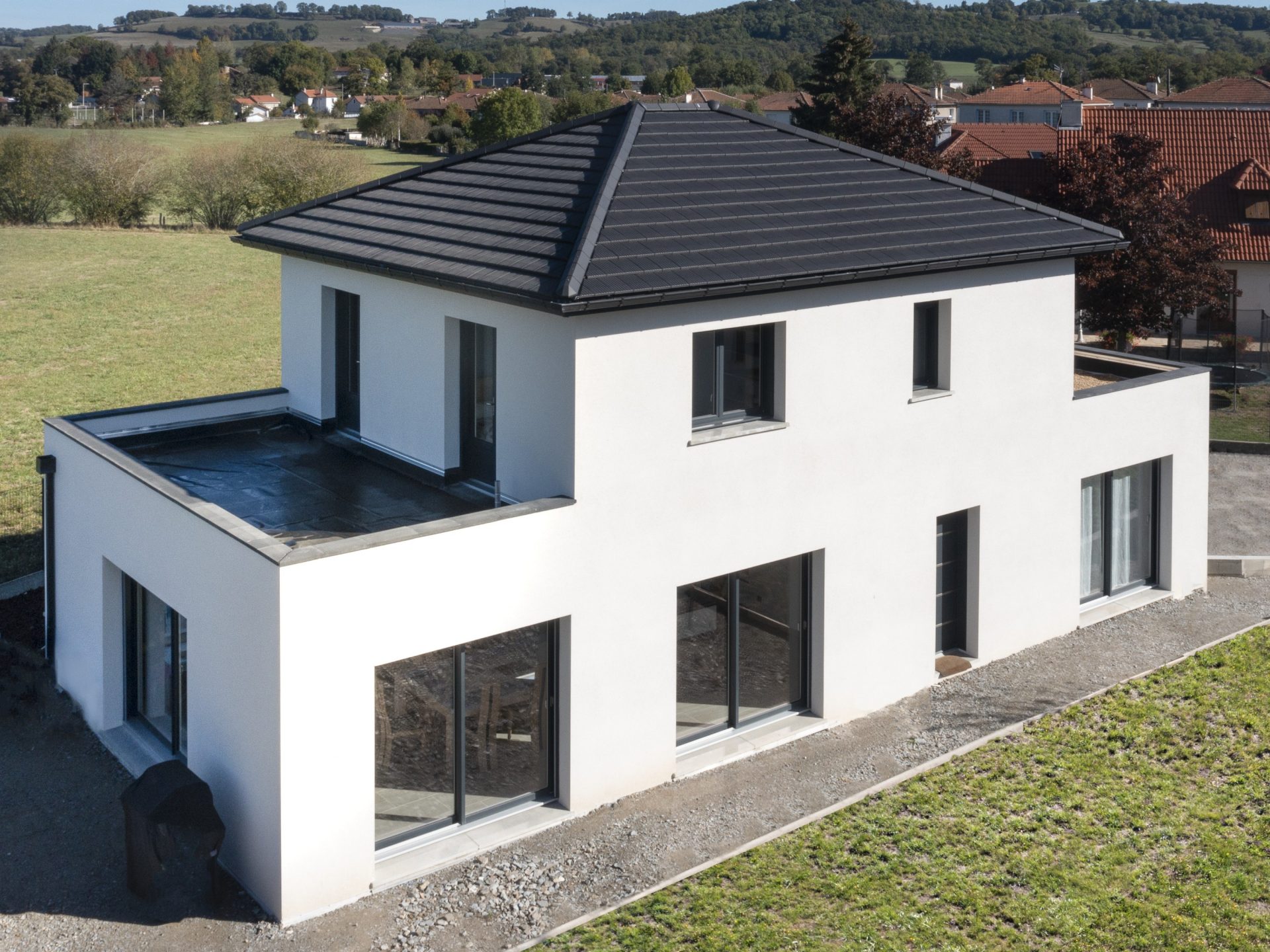Maison individuelle à Saint Paul des Landes avec la tuile Koramic Ultima TFP Ardoisé et les briques de structure Climamur 36